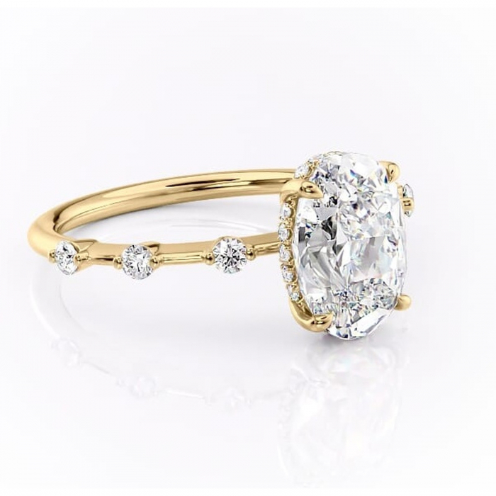 Inel de logodnă Lilya din aur Galben 18kt cu moissanite tăietură ovală – Pietre laterale rafinată pentru profil mediu | Personalizează și configurează gratuit online [1]