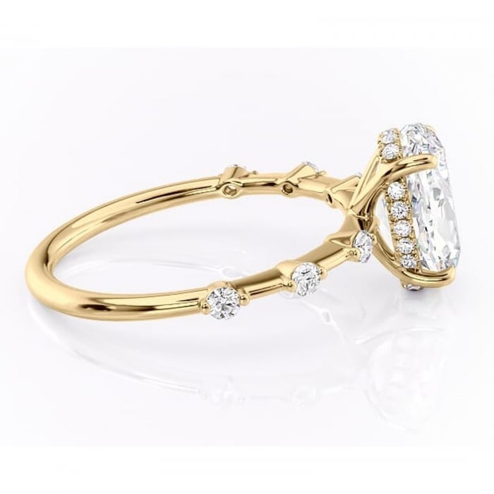 Inel de logodnă Lilya din aur Galben 18kt cu moissanite tăietură ovală – Pietre laterale rafinată pentru profil mediu | Personalizează și configurează gratuit online [2]