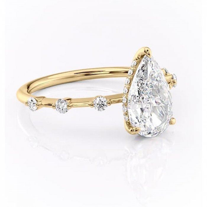 Inel de logodnă Lilya din aur Galben 14kt cu moissanite tăietură pară – Pietre laterale rafinată pentru profil mediu | Personalizează și configurează gratuit online [1]