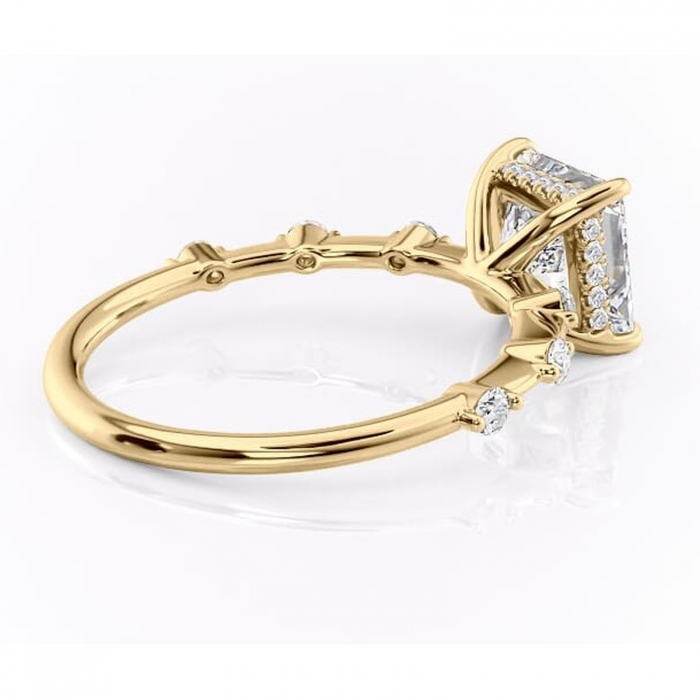 Inel de logodnă Lilya din aur Galben 14kt cu moissanite tăietură princess – Pietre laterale rafinată pentru profil mediu | Personalizează și configurează gratuit online [3]