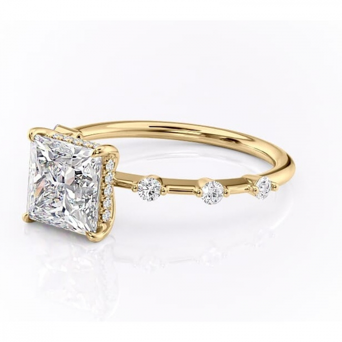 Inel de logodnă Lilya din aur Galben 14kt cu moissanite tăietură princess – Pietre laterale rafinată pentru profil mediu | Personalizează și configurează gratuit online [7]