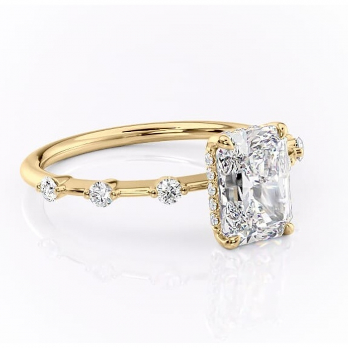 Inel de logodnă Lilya din aur Galben 18kt cu moissanite tăietură radiantă – Pietre laterale rafinată pentru profil mediu | Personalizează și configurează gratuit online [1]