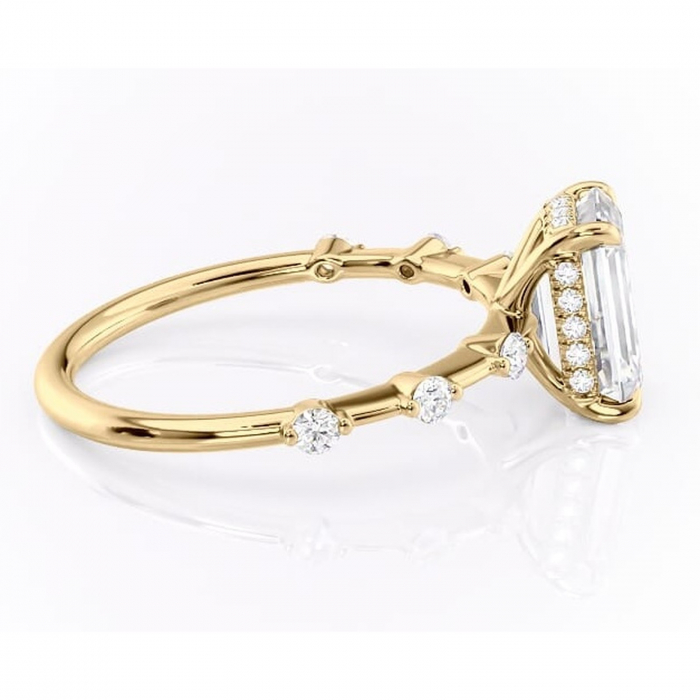 Inel de logodnă Lilya din aur Galben 14kt cu moissanite tăietură smarald – Pietre laterale rafinată pentru profil mediu | Personalizează și configurează gratuit online [2]