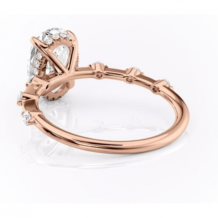 Inel de logodnă Lilya din aur Rose 14kt cu moissanite tăietură ovală – Pietre laterale rafinată pentru profil mediu | Personalizează și configurează gratuit online [4]