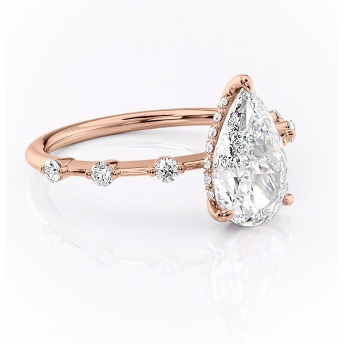 Inel de logodnă Lilya din aur Rose 18kt cu moissanite tăietură pară – Pietre laterale rafinată pentru profil mediu | Personalizează și configurează gratuit online [1]