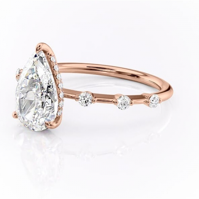 Inel de logodnă Lilya din aur Rose 18kt cu moissanite tăietură pară – Pietre laterale rafinată pentru profil mediu | Personalizează și configurează gratuit online [7]