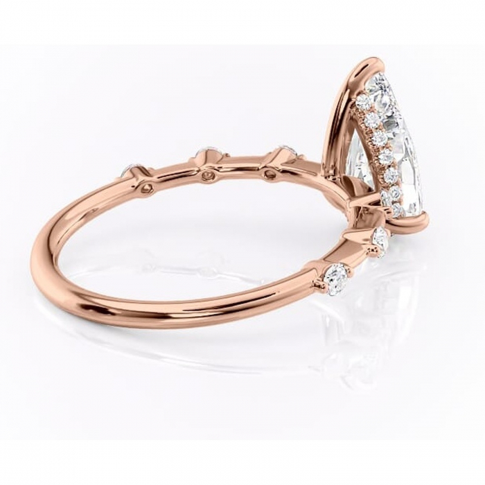 Inel de logodnă Lilya din aur Rose 18kt cu moissanite tăietură pară – Pietre laterale rafinată pentru profil mediu | Personalizează și configurează gratuit online [3]