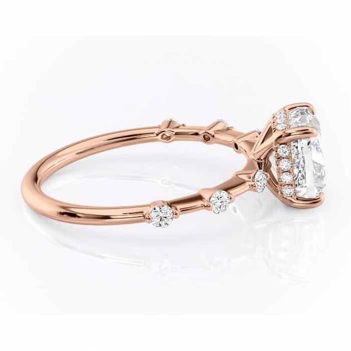 Inel de logodnă Lilya din aur Rose 18kt cu moissanite tăietură pernă – Pietre laterale rafinată pentru profil mediu | Personalizează și configurează gratuit online [2]