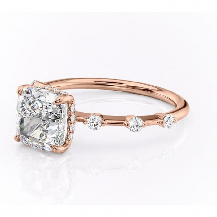 Inel de logodnă Lilya din aur Rose 18kt cu moissanite tăietură pernă – Pietre laterale rafinată pentru profil mediu | Personalizează și configurează gratuit online [7]