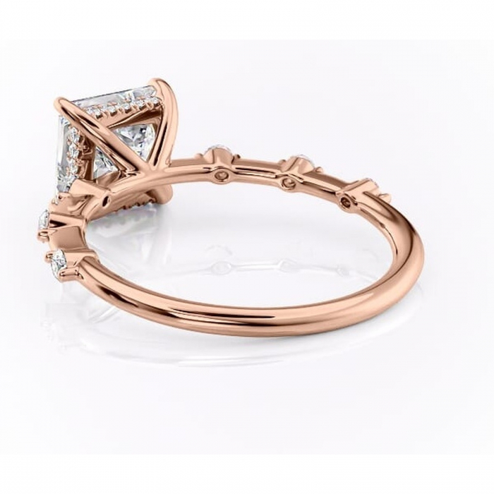 Inel de logodnă Lilya din aur Rose 18kt cu moissanite tăietură princess – Pietre laterale rafinată pentru profil mediu | Personalizează și configurează gratuit online [4]