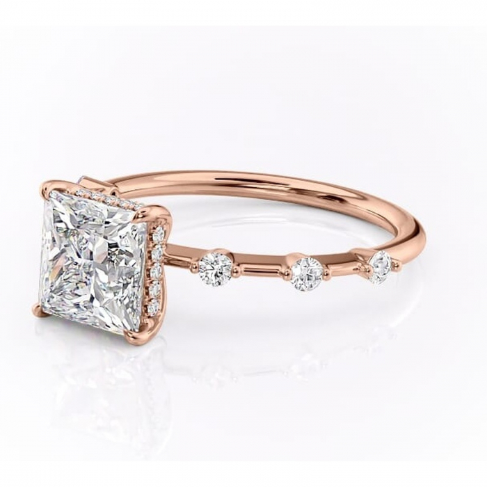 Inel de logodnă Lilya din aur Rose 18kt cu moissanite tăietură princess – Pietre laterale rafinată pentru profil mediu | Personalizează și configurează gratuit online [7]