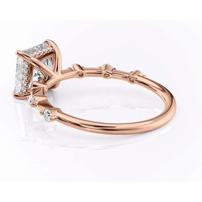 Inel de logodnă Lilya din aur Rose 18kt cu moissanite tăietură princess – Pietre laterale rafinată pentru profil mediu | Personalizează și configurează gratuit online [5]
