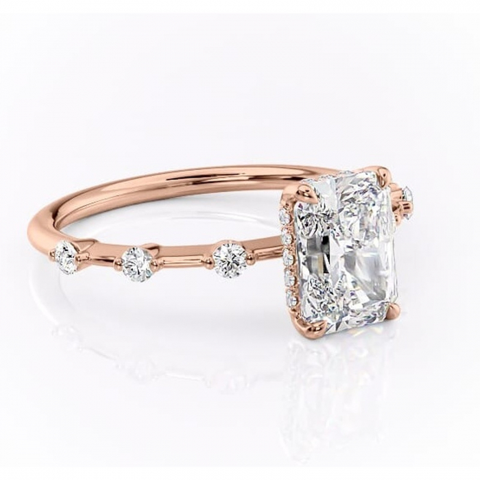 Inel de logodnă Lilya din aur Rose 14kt cu moissanite tăietură radiantă – Pietre laterale rafinată pentru profil mediu | Personalizează și configurează gratuit online [1]