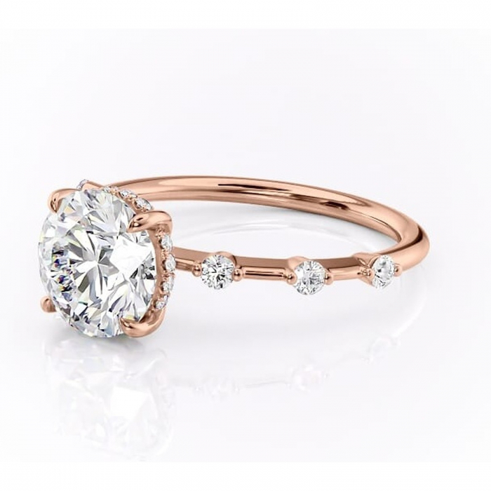 Inel de logodnă Lilya din aur Rose 14kt cu moissanite tăietură rotundă – Pietre laterale rafinată pentru profil mediu | Personalizează și configurează gratuit online [7]