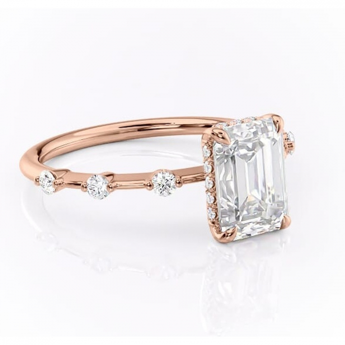 Inel de logodnă Lilya din aur Rose 14kt cu moissanite tăietură smarald – Pietre laterale rafinată pentru profil mediu | Personalizează și configurează gratuit online [1]