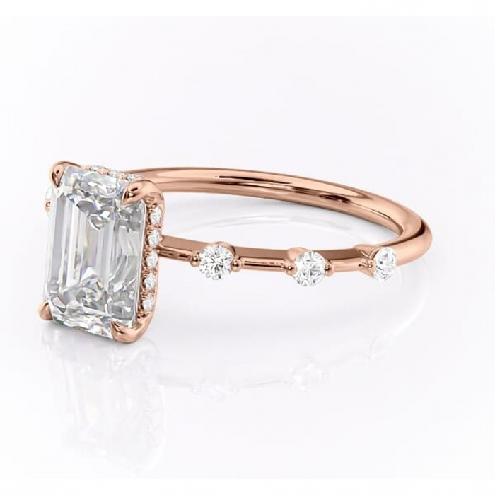 Inel de logodnă Lilya din aur Rose 14kt cu moissanite tăietură smarald – Pietre laterale rafinată pentru profil mediu | Personalizează și configurează gratuit online [7]