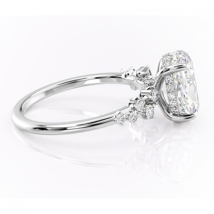 Inel de logodnă Liora din aur Alb 14kt cu moissanite tăietură ovală – Pietre laterale rafinată pentru profil înalt | Personalizează și configurează gratuit online [2]