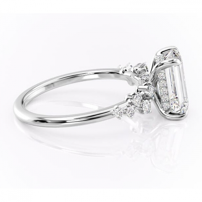 Inel de logodnă Liora din aur Alb 14kt cu moissanite tăietură smarald – Pietre laterale rafinată pentru profil înalt | Personalizează și configurează gratuit online [2]