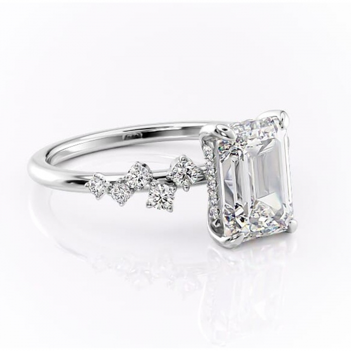Inel de logodnă Liora din aur Alb 14kt cu moissanite tăietură smarald – Pietre laterale rafinată pentru profil înalt | Personalizează și configurează gratuit online [1]