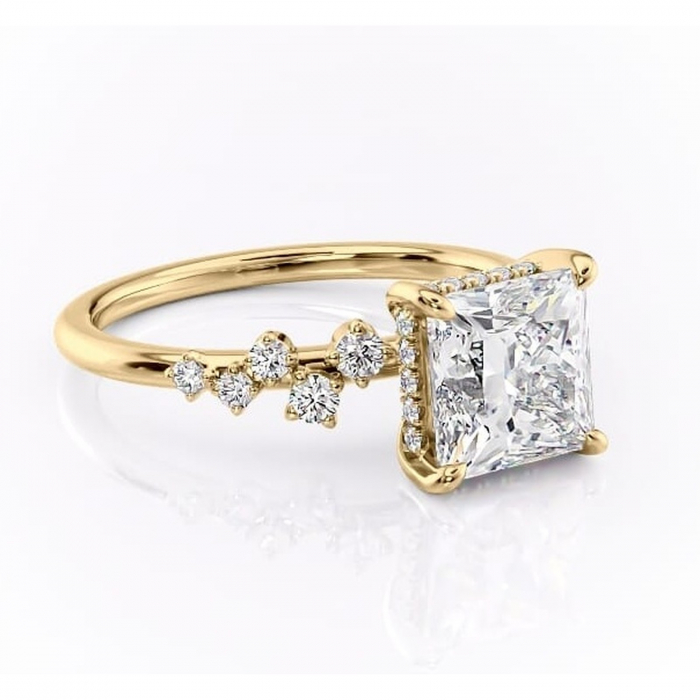 Inel de logodnă Liora din aur Galben 14kt cu moissanite tăietură princess – Pietre laterale rafinată pentru profil înalt | Personalizează și configurează gratuit online [1]