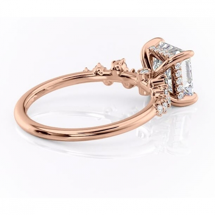 Inel de logodnă Liora din aur Rose 18kt cu moissanite tăietură princess – Pietre laterale rafinată pentru profil înalt | Personalizează și configurează gratuit online [3]