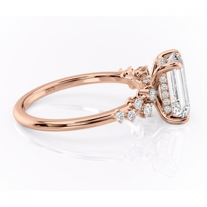 Inel de logodnă Liora din aur Rose 14kt cu moissanite tăietură smarald – Pietre laterale rafinată pentru profil înalt | Personalizează și configurează gratuit online [2]