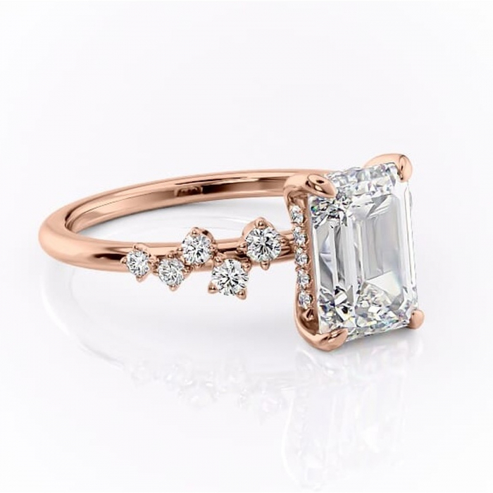 Inel de logodnă Liora din aur Rose 14kt cu moissanite tăietură smarald – Pietre laterale rafinată pentru profil înalt | Personalizează și configurează gratuit online [1]