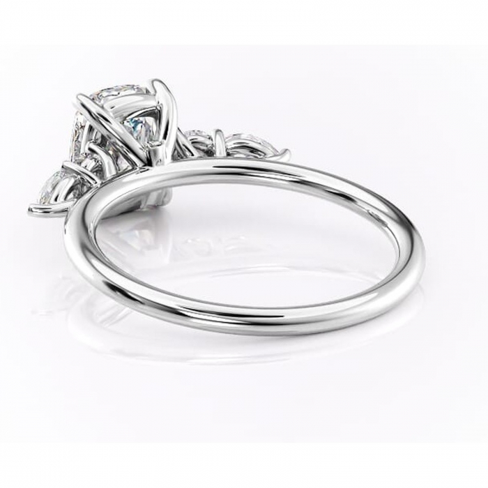 Inel de logodnă Lucinda din aur Alb 14kt cu moissanite tăietură asscher – Montură cu trei pietre rafinată pentru profil înalt | Personalizează și configurează gratuit online [4]