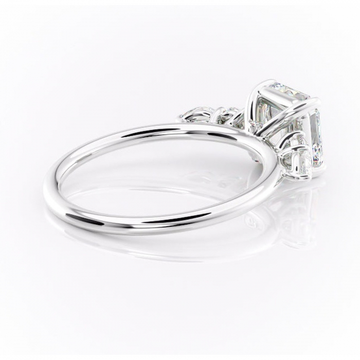 Inel de logodnă Lucinda din aur Alb 14kt cu moissanite tăietură asscher – Montură cu trei pietre rafinată pentru profil înalt | Personalizează și configurează gratuit online [3]
