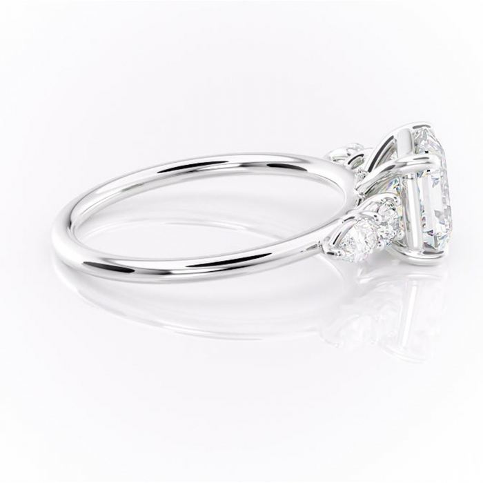 Inel de logodnă Lucinda din aur Alb 14kt cu moissanite tăietură asscher – Montură cu trei pietre rafinată pentru profil înalt | Personalizează și configurează gratuit online [2]