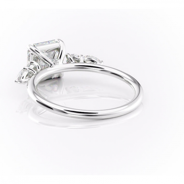 Inel de logodnă Lucinda din aur Alb 14kt cu moissanite tăietură asscher – Montură cu trei pietre rafinată pentru profil înalt | Personalizează și configurează gratuit online [4]