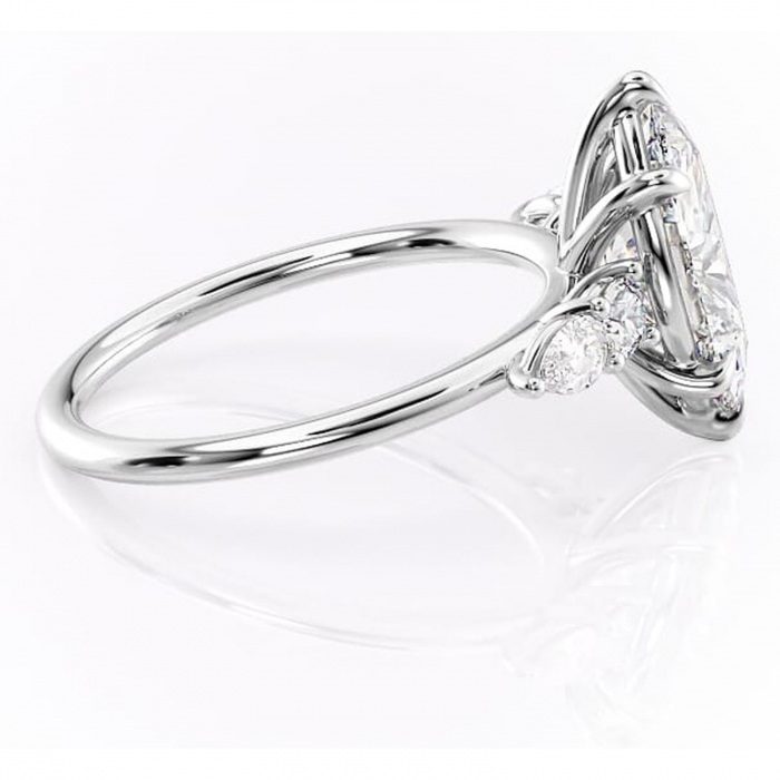 Inel de logodnă Lucinda din aur Alb 18kt cu moissanite tăietură marquise – Montură cu trei pietre rafinată pentru profil înalt | Personalizează și configurează gratuit online [2]