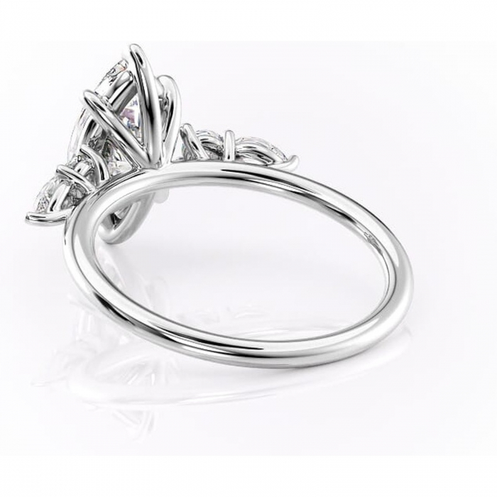 Inel de logodnă Lucinda din aur Alb 18kt cu moissanite tăietură marquise – Montură cu trei pietre rafinată pentru profil înalt | Personalizează și configurează gratuit online [4]