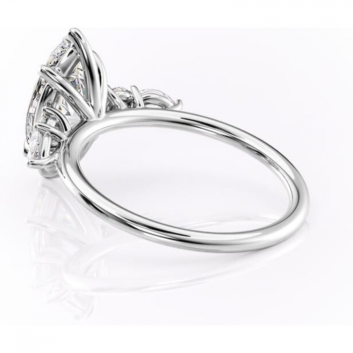 Inel de logodnă Lucinda din aur Alb 18kt cu moissanite tăietură marquise – Montură cu trei pietre rafinată pentru profil înalt | Personalizează și configurează gratuit online [5]
