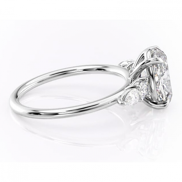 Inel de logodnă Lucinda din aur Alb 14kt cu moissanite tăietură ovală – Montură cu trei pietre rafinată pentru profil înalt | Personalizează și configurează gratuit online [2]