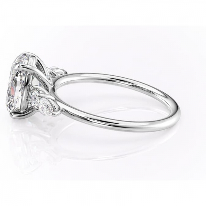 Inel de logodnă Lucinda din aur Alb 14kt cu moissanite tăietură ovală – Montură cu trei pietre rafinată pentru profil înalt | Personalizează și configurează gratuit online [6]