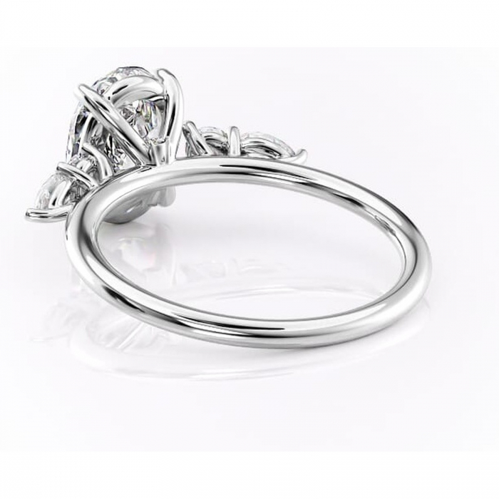 Inel de logodnă Lucinda din aur Alb 14kt cu moissanite tăietură ovală – Montură cu trei pietre rafinată pentru profil înalt | Personalizează și configurează gratuit online [4]