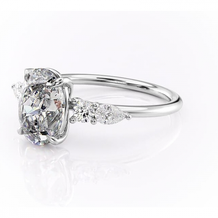 Inel de logodnă Lucinda din aur Alb 14kt cu moissanite tăietură ovală – Montură cu trei pietre rafinată pentru profil înalt | Personalizează și configurează gratuit online [7]