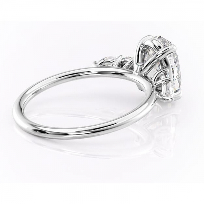 Inel de logodnă Lucinda din aur Alb 14kt cu moissanite tăietură ovală – Montură cu trei pietre rafinată pentru profil înalt | Personalizează și configurează gratuit online [3]