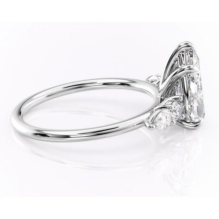 Inel de logodnă Lucinda din aur Alb 14kt cu moissanite tăietură pară – Montură cu trei pietre rafinată pentru profil înalt | Personalizează și configurează gratuit online [2]