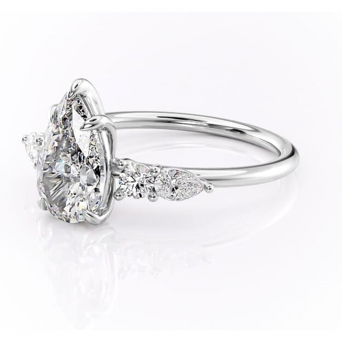 Inel de logodnă Lucinda din aur Alb 14kt cu moissanite tăietură pară – Montură cu trei pietre rafinată pentru profil înalt | Personalizează și configurează gratuit online [7]