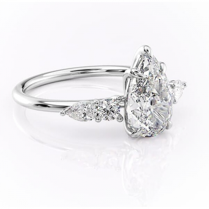 Inel de logodnă Lucinda din aur Alb 14kt cu moissanite tăietură pară – Montură cu trei pietre rafinată pentru profil înalt | Personalizează și configurează gratuit online [1]