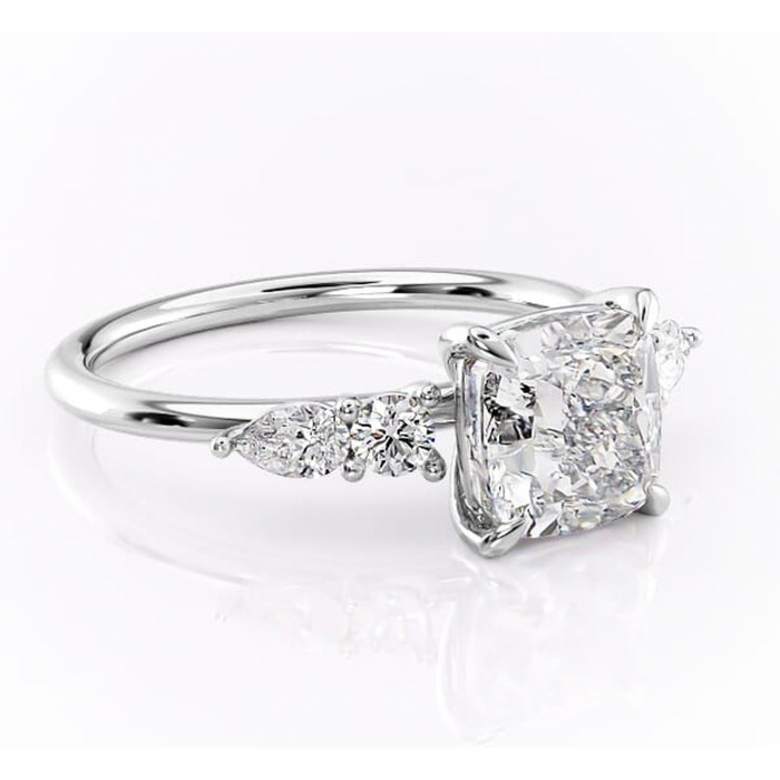 Inel de logodnă Lucinda din aur Alb 14kt cu moissanite tăietură pernă – Montură cu trei pietre rafinată pentru profil înalt | Personalizează și configurează gratuit online [1]