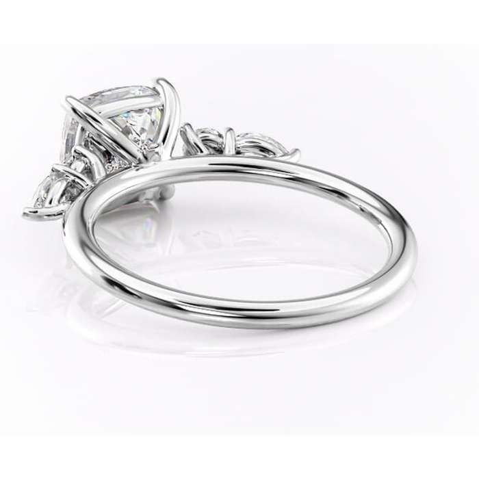 Inel de logodnă Lucinda din aur Alb 14kt cu moissanite tăietură pernă – Montură cu trei pietre rafinată pentru profil înalt | Personalizează și configurează gratuit online [4]