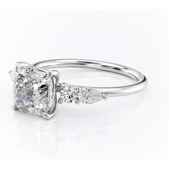 Inel de logodnă Lucinda din aur Alb 14kt cu moissanite tăietură pernă – Montură cu trei pietre rafinată pentru profil înalt | Personalizează și configurează gratuit online [7]