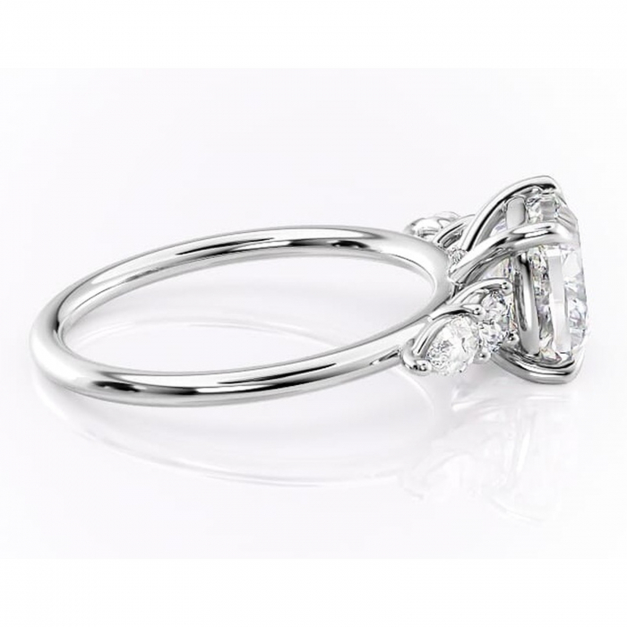 Inel de logodnă Lucinda din aur Alb 14kt cu moissanite tăietură pernă – Montură cu trei pietre rafinată pentru profil înalt | Personalizează și configurează gratuit online [2]