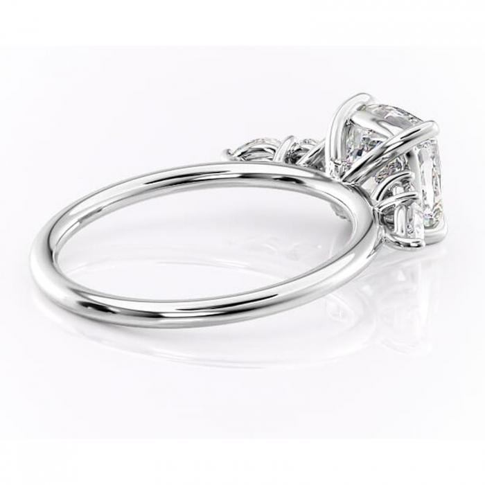 Inel de logodnă Lucinda din aur Alb 14kt cu moissanite tăietură pernă – Montură cu trei pietre rafinată pentru profil înalt | Personalizează și configurează gratuit online [3]