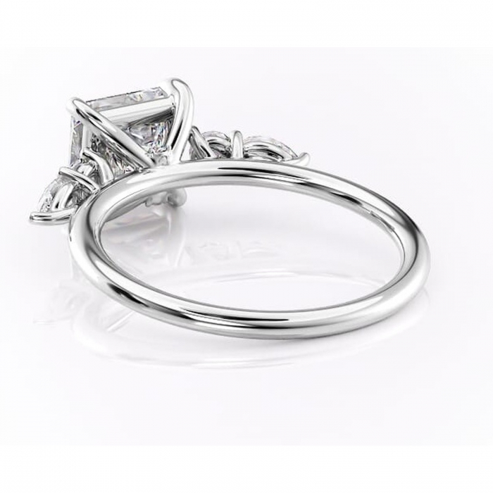 Inel de logodnă Lucinda din aur Alb 14kt cu moissanite tăietură princess – Montură cu trei pietre rafinată pentru profil înalt | Personalizează și configurează gratuit online [4]
