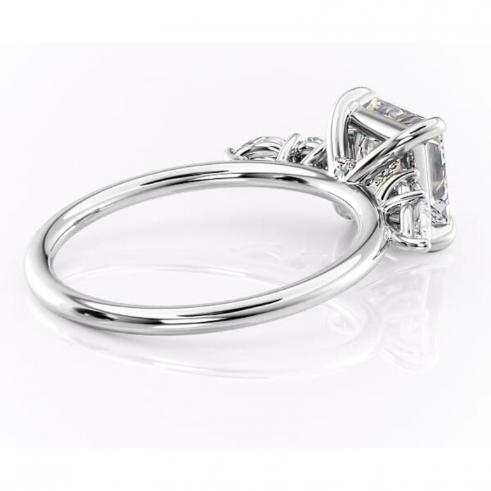 Inel de logodnă Lucinda din aur Alb 14kt cu moissanite tăietură princess – Montură cu trei pietre rafinată pentru profil înalt | Personalizează și configurează gratuit online [3]