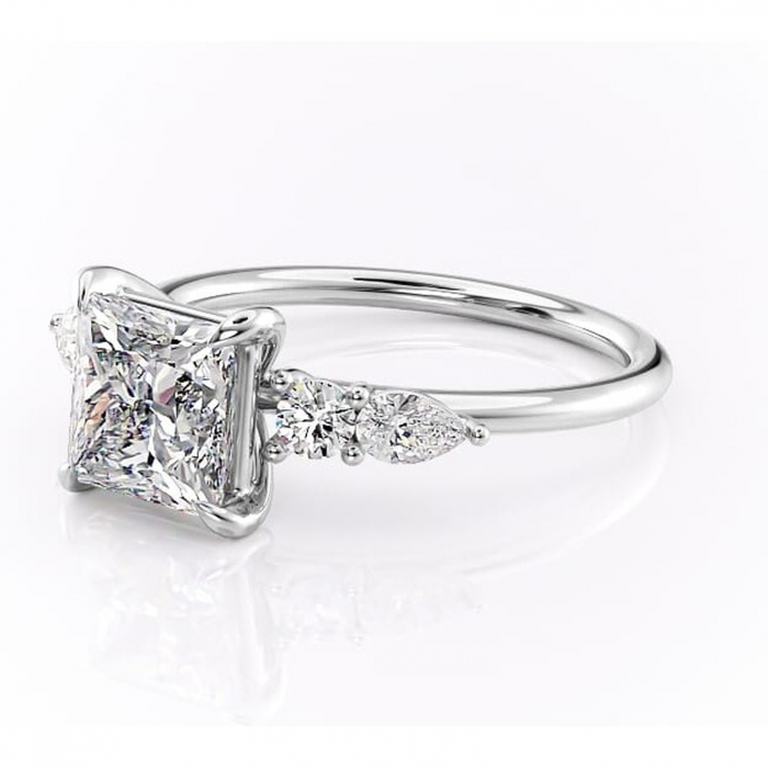Inel de logodnă Lucinda din aur Alb 14kt cu moissanite tăietură princess – Montură cu trei pietre rafinată pentru profil înalt | Personalizează și configurează gratuit online [7]